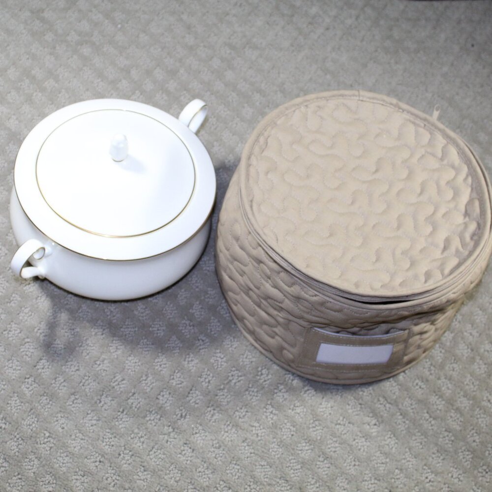 Purity Gold by Noritake 4725 White Body Gold Verge, Trim Lidded Vegetable Tureen